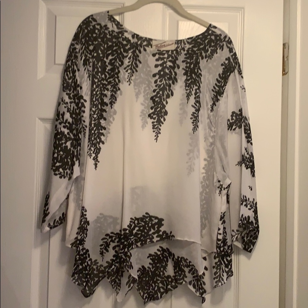 Black and white blouse scalloped bottom one size